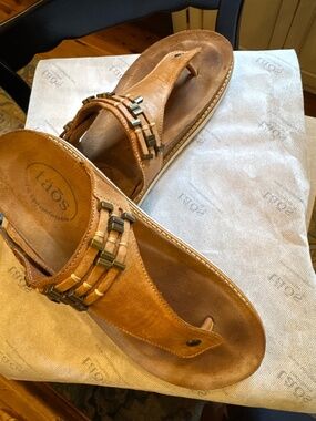 Taos brand tan sandals